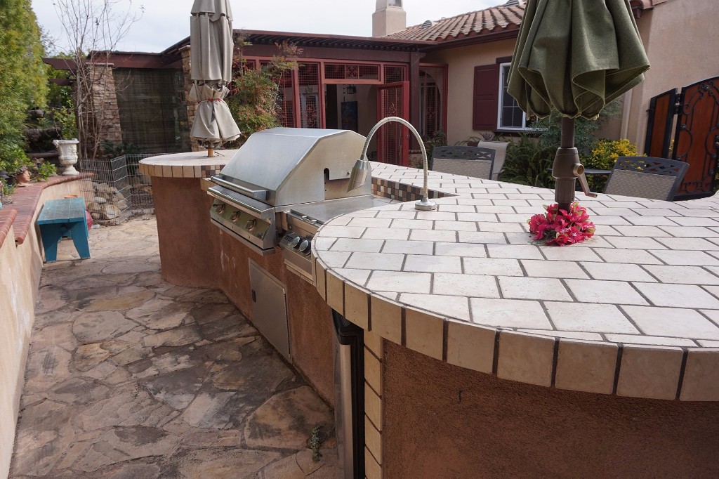 Dos Vientos Newbury Park custom outdoor BBQ kitchen with refrigerator